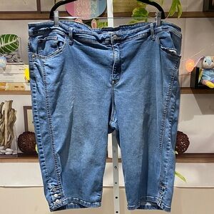 Gloria Vanderbilt Light Blue Denim Capris size 24 W. Waist 24 rise 13 length 17.